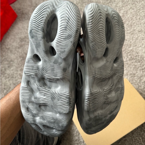 Yeezy Foam Runner “Graphite” - Picture 4 of 4